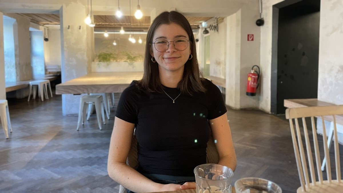 Die Studentin Nina Schneck freut sich auf ihre Rolle als zukünftige Hebamme. – Foto: Larissa Buchriegler