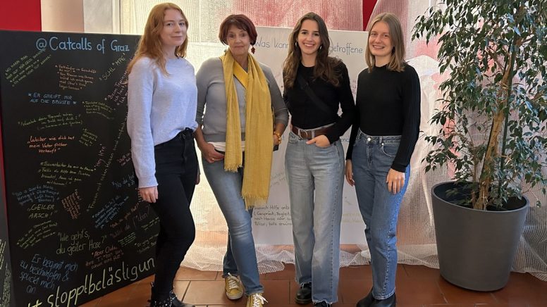 Eine Gruppe von Frauen vor bemalten Kreidetafeln.
