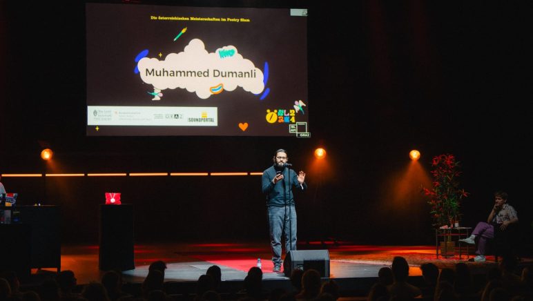 Muhammed Dumanli auf der Bühne des Grazer Schauspielhauses – Foto: Stella Kager