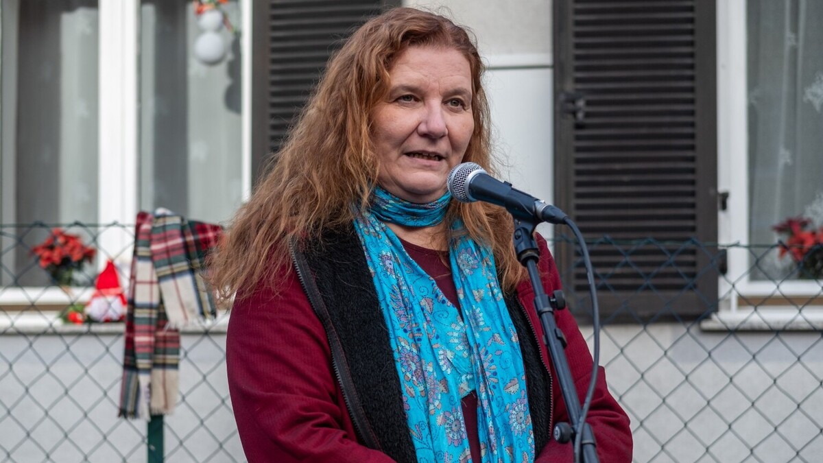 Birgit Roth bei einer Stolperstein Verlegung im November 2024
