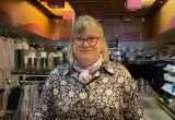 Petra Mandl in ihrem Berufsbekleidungsladen