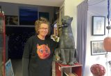 Kerstin Eberhard steht neben ihrem steirischen Panther