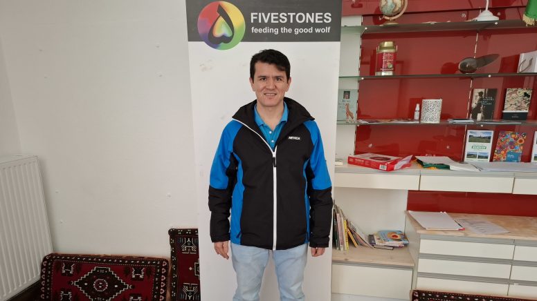 Ein Foto von Jakob Gholami, dem Obmann des Kulturvereins FIVE STONES.