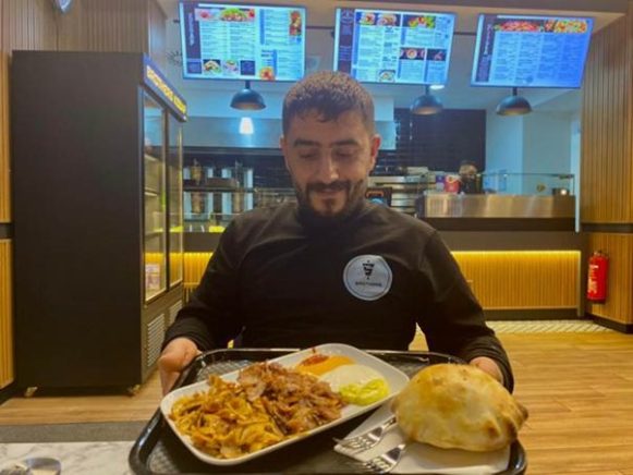 Abdullah Yetkin betrachtet grinsend seine Kebabplatte