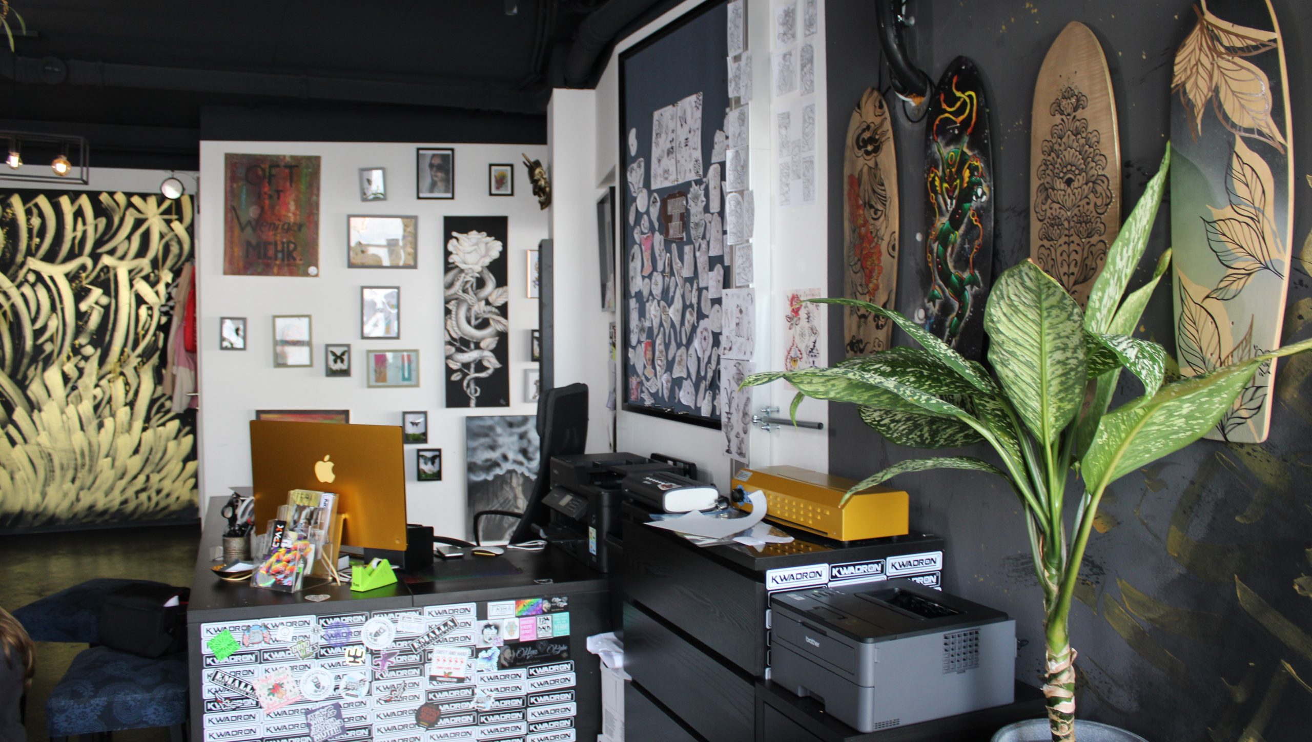Wände voller Skizzen, Farbe und Skateboard-Decks - Foto: Nina Pachner
