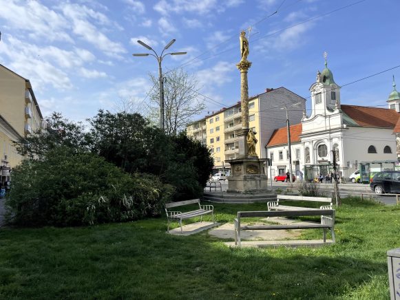 Grünraum mit Bänken