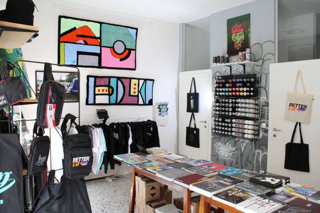 Taschen, Shirts, Bücher und dazwischen Wandteppiche der aktuellen Ausstellung. – Foto: Nina Pachner