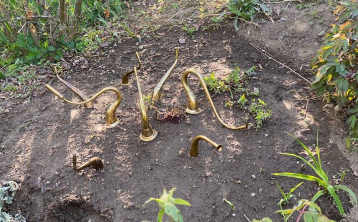 Goldene Hörner, die aus der Erde ragen
