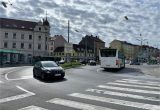 Der Griesplatz mit Autos, Bussen, Fußgänger:innen
