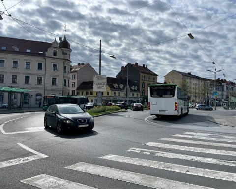 Der Griesplatz mit Autos, Bussen, Fußgänger:innen