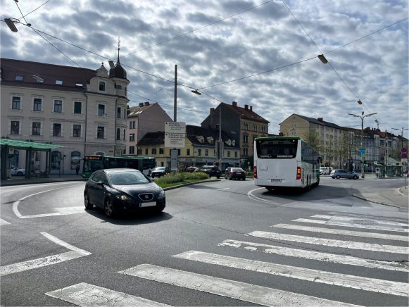 Der Griesplatz mit Autos, Bussen, Fußgänger:innen
