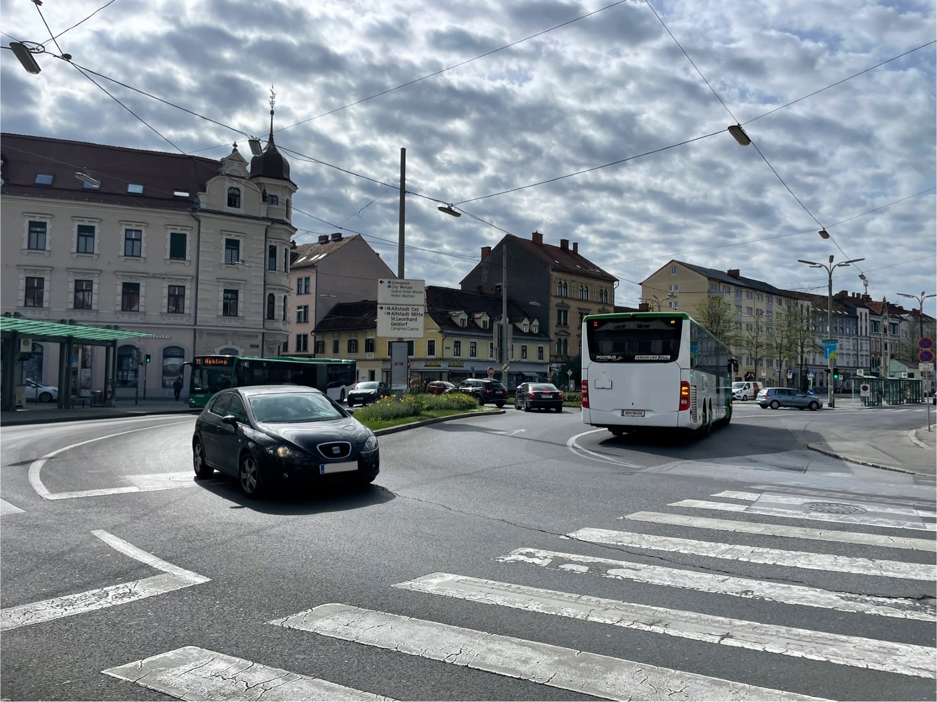 Der Griesplatz mit Autos, Bussen, Fußgänger:innen