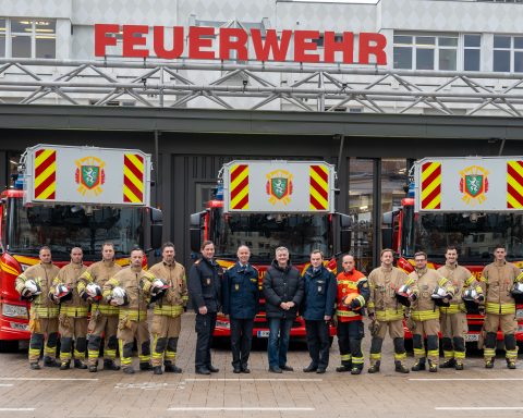 Die Mannschaft der Berufsfeuerwehr Graz steht vor ihren Drehleiterfahrzeugen
