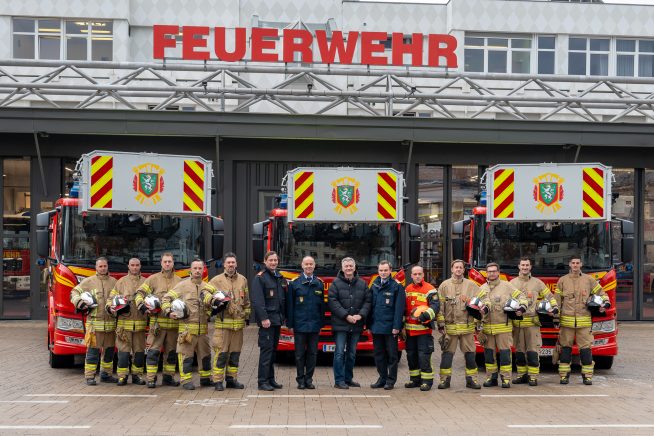 Die Mannschaft der Berufsfeuerwehr Graz steht vor ihren Drehleiterfahrzeugen