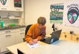 Magdalena Eberhardt sitzt im Büro der Substanztestung und bearbeitet einen Fragebogen.