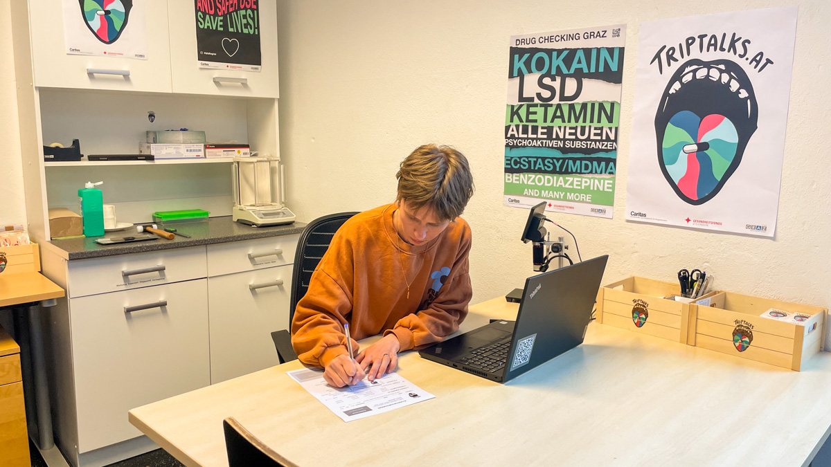Magdalena Eberhardt sitzt im Büro der Substanztestung und bearbeitet einen Fragebogen.