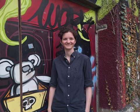 Anja Burghardt vor der Postgarage