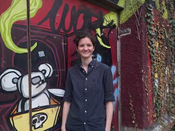 Anja Burghardt vor der Postgarage