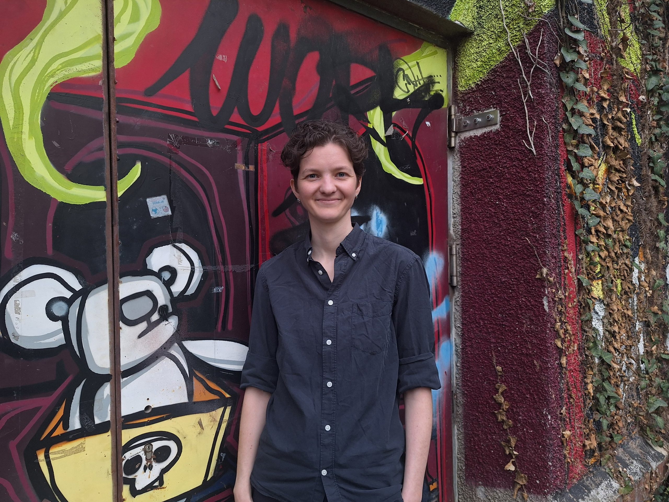 Anja Burghardt vor der Postgarage