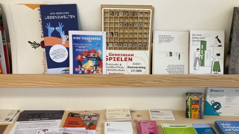 An der Wand hängen kleine Kärtchen und Schilder für wichtige Informationen: eine Einladung für den nächsten Spieleabend, wo sich der nächste Arzt befindet und wann das nächste Mal gemeinsam gekocht wird.