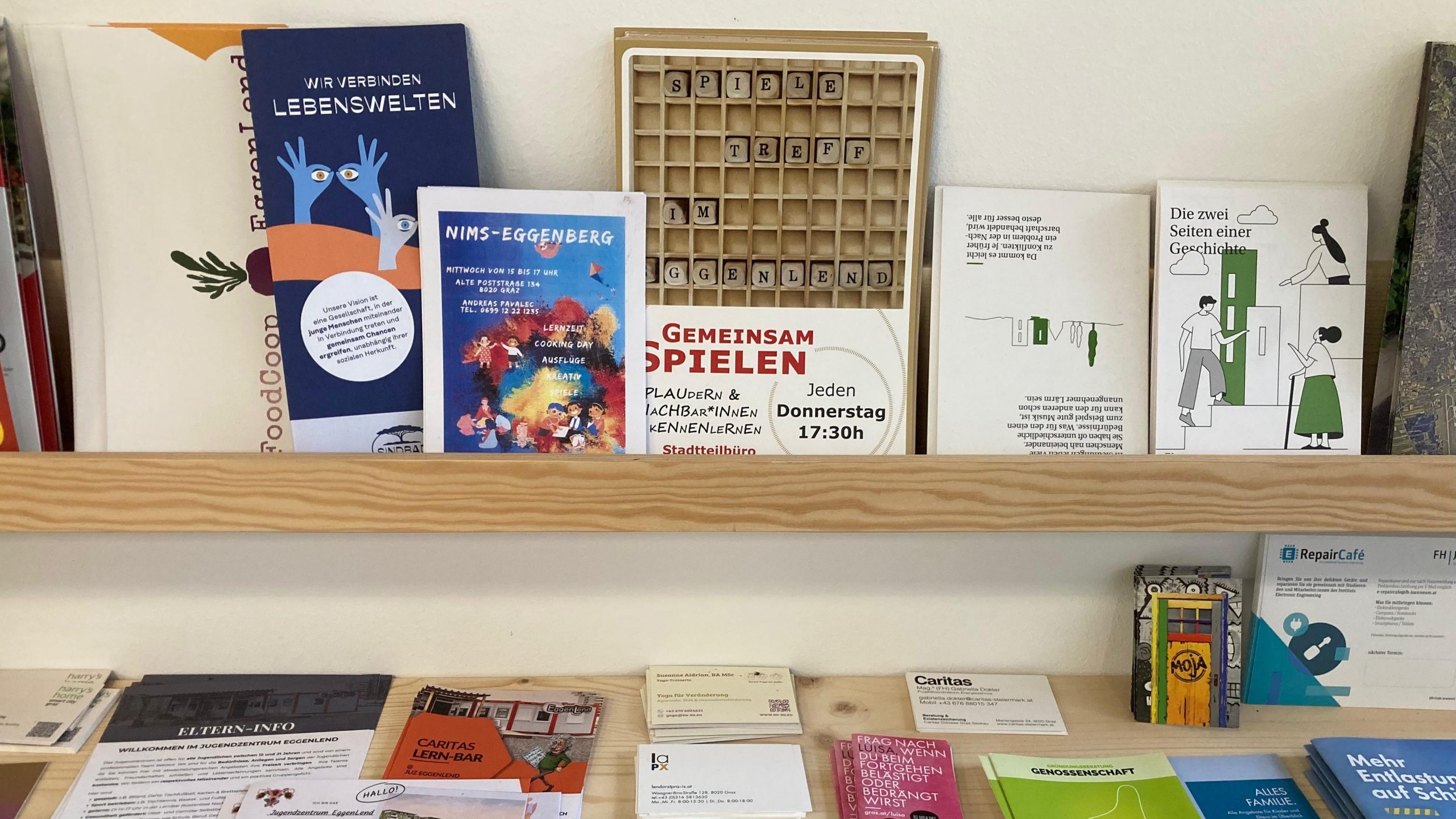 An der Wand hängen kleine Kärtchen und Schilder für wichtige Informationen: eine Einladung für den nächsten Spieleabend, wo sich der nächste Arzt befindet und wann das nächste Mal gemeinsam gekocht wird.