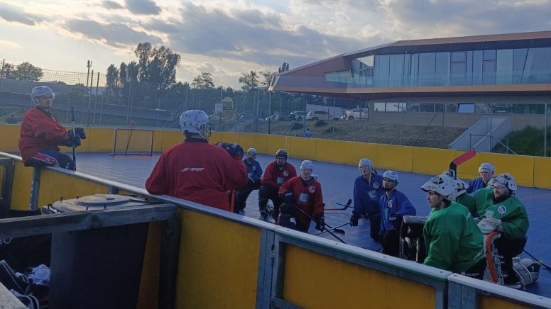 Spielertrainer Rupert Strohmeier gibt das Kommando an – Foto: Marcus Edlinger