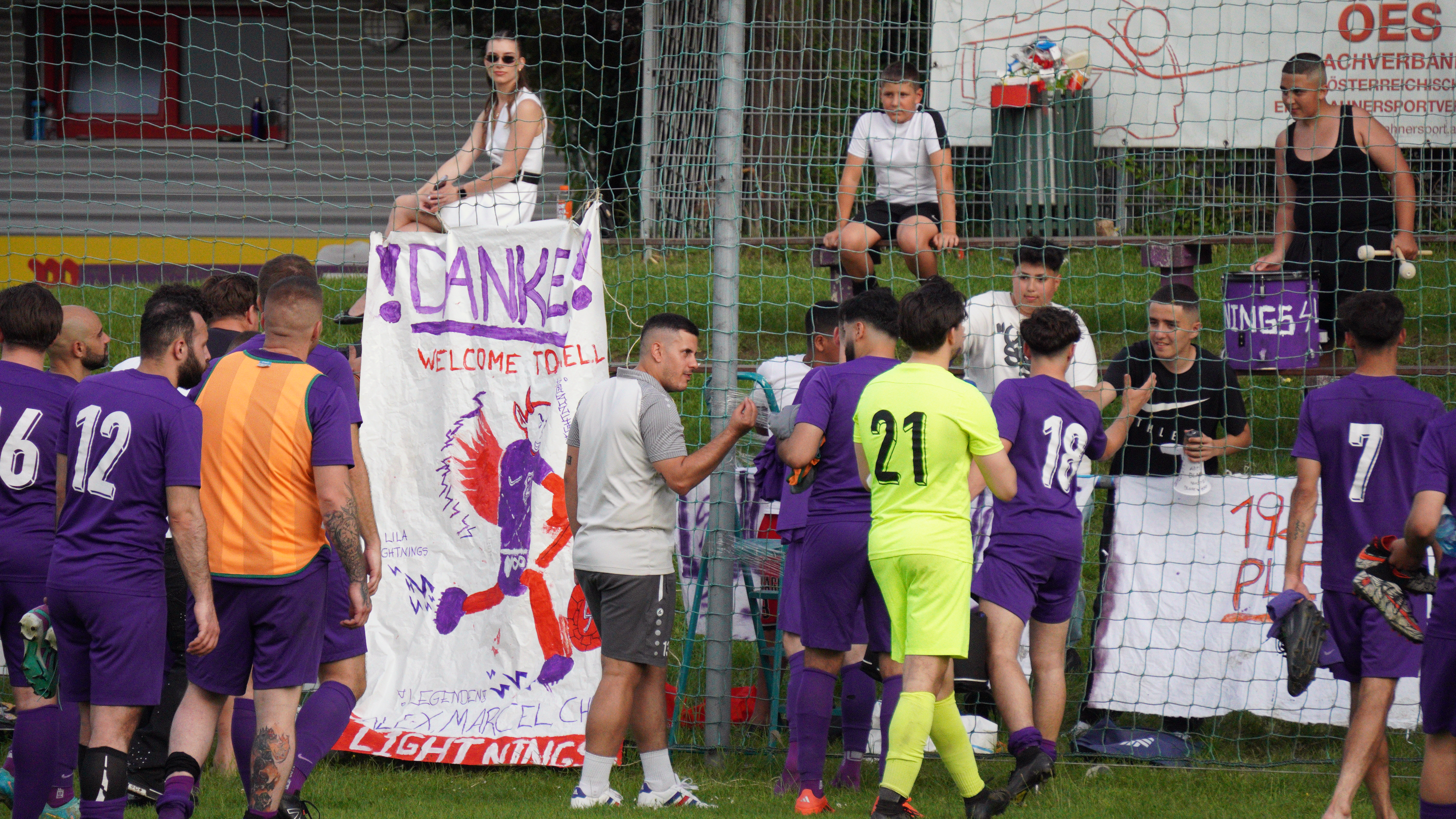 Die Mannschaft von Austria Puch bedankt sich nach dem Spiel bei ihren Fans, schlagt mit den Jungs ab und lässt sich feiern. Vor dem Fanblock hängen selbstgemalte Banner. Eines davon liest sich "DANKE! Welcome to Hell!"