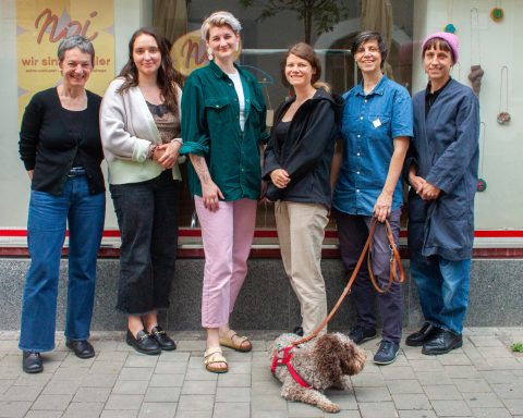 Das Team hinter dem noi Kollektiv. V.l.n.r. Doris Kaltenegger, Julia Antonia Marckonato, Dani Schwarz, Jana Westreicher, Lis Gort, Margarethe Bertha.