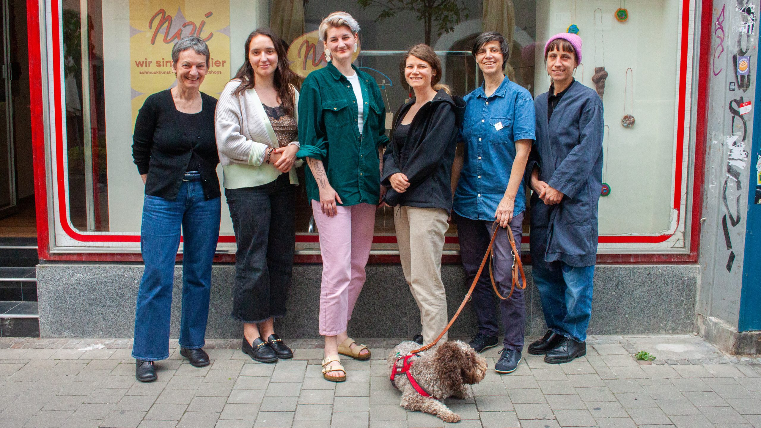 Das Team hinter dem noi Kollektiv. V.l.n.r. Doris Kaltenegger, Julia Antonia Marckonato, Dani Schwarz, Jana Westreicher, Lis Gort, Margarethe Bertha.