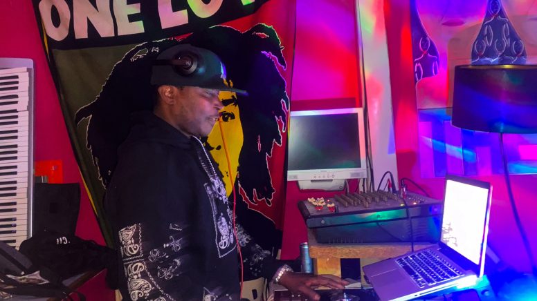 Zwischen Beats und Begegnungen: Der DJ im „Amahoro“. – Foto: Karla Schwarz 