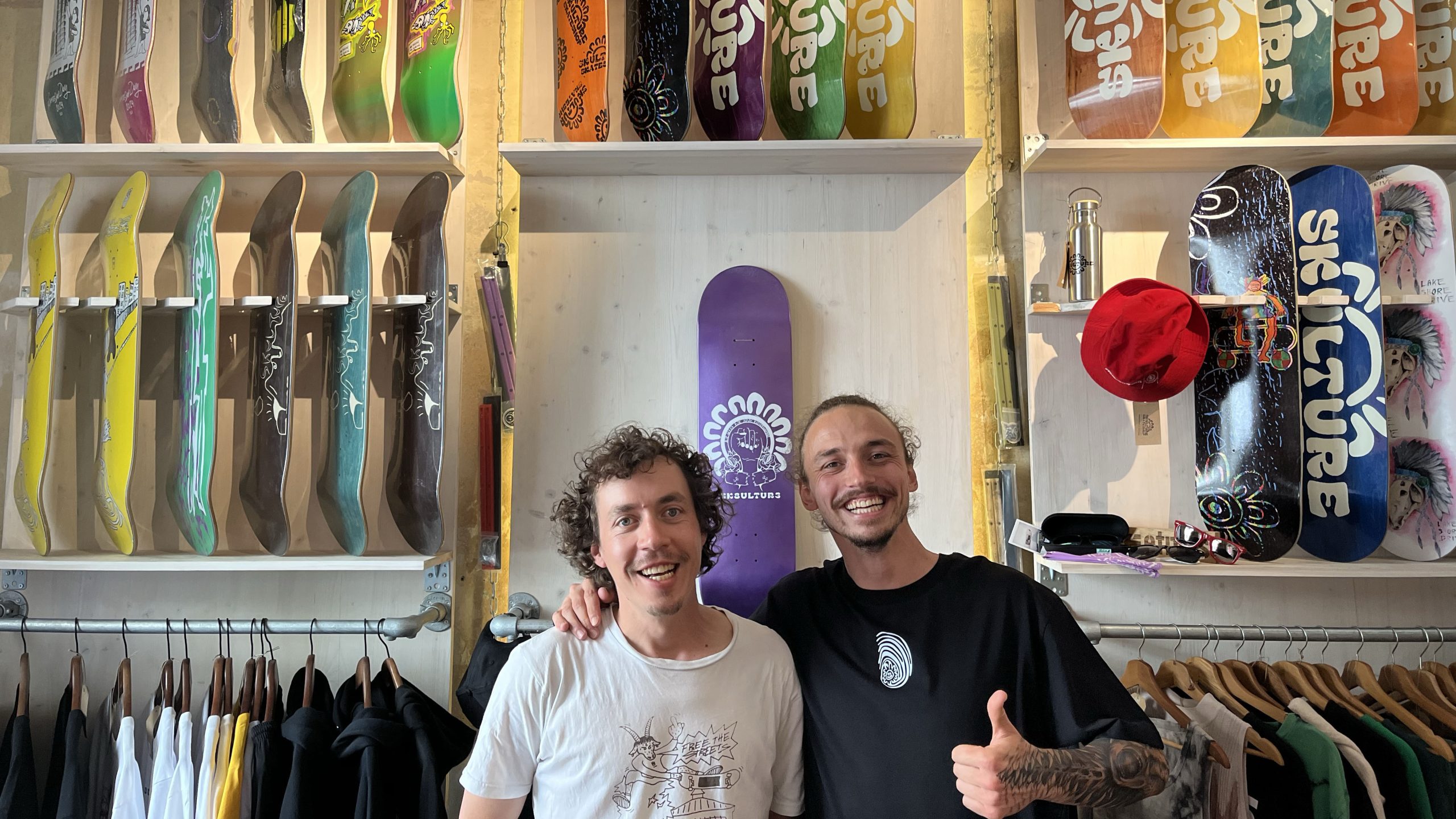 Markus Wohlkönig und Michael Oberleitner im Skulture Skate Shop.