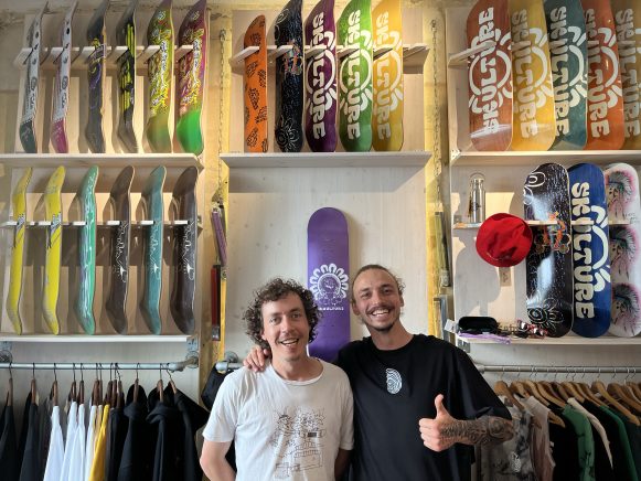 Markus Wohlkönig und Michael Oberleitner im Skulture Skate Shop.