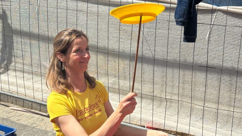 Pädagog:innen spielen gemeinsam mit den Kindern. 