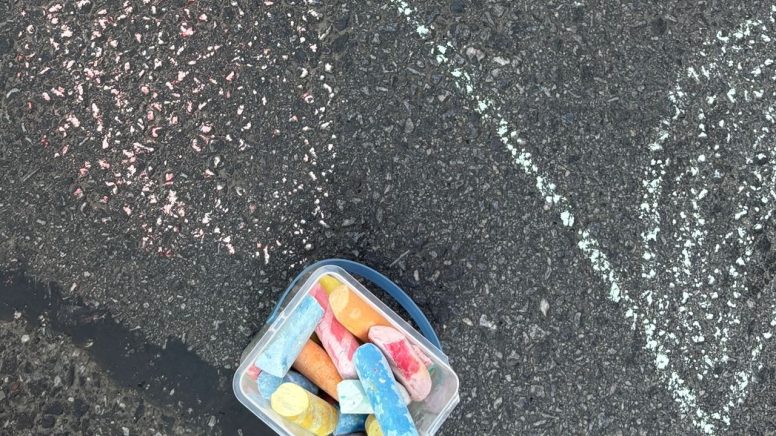 Kreidezeichnungen am Asphalt 