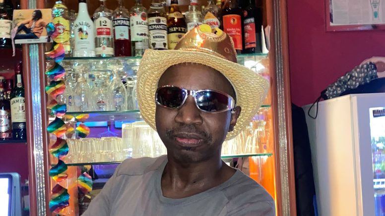 Thierry Kanyamurera - Besitzer des Cafés „Amahoro“. – Foto: Karla Schwarz