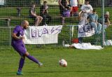 Karim Shafei beim Zuspiel. Er ist mitten in der Bewegung, hat den Ball erst vor wenigen Augenblicken getroffen. Im Hintergrund sieht man die Fans der Mannschaft mit Bannern, Trommel und Megafon.