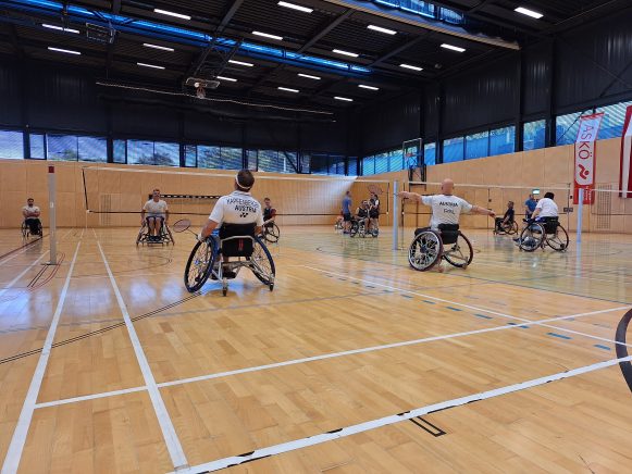 personen im Rollstuhl, die Para-Badminton spielen