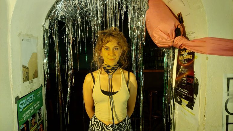 Azlea Wriessnig, die Regisseurin, in der Beate (Bar in Graz)