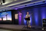 Ein E-Gitarrist eröffnet den Gottesdienst der Life Church