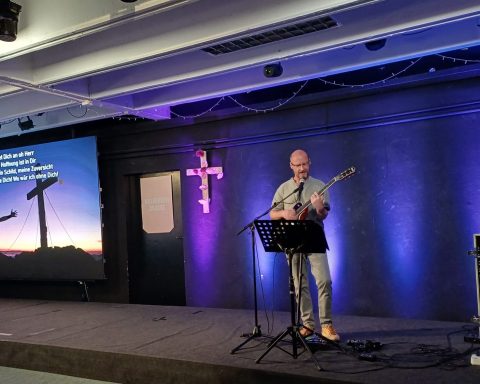 Ein E-Gitarrist eröffnet den Gottesdienst der Life Church