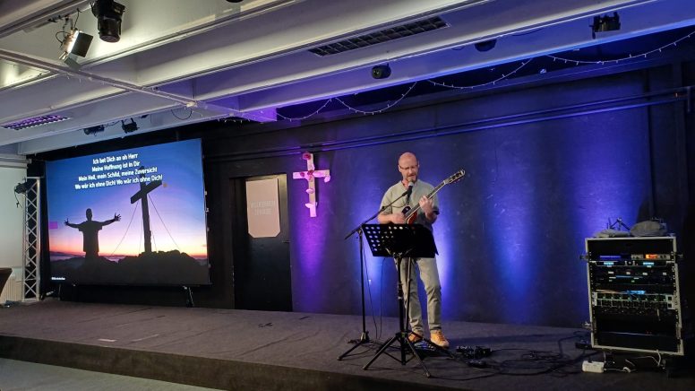 Ein E-Gitarrist eröffnet den Gottesdienst der Life Church