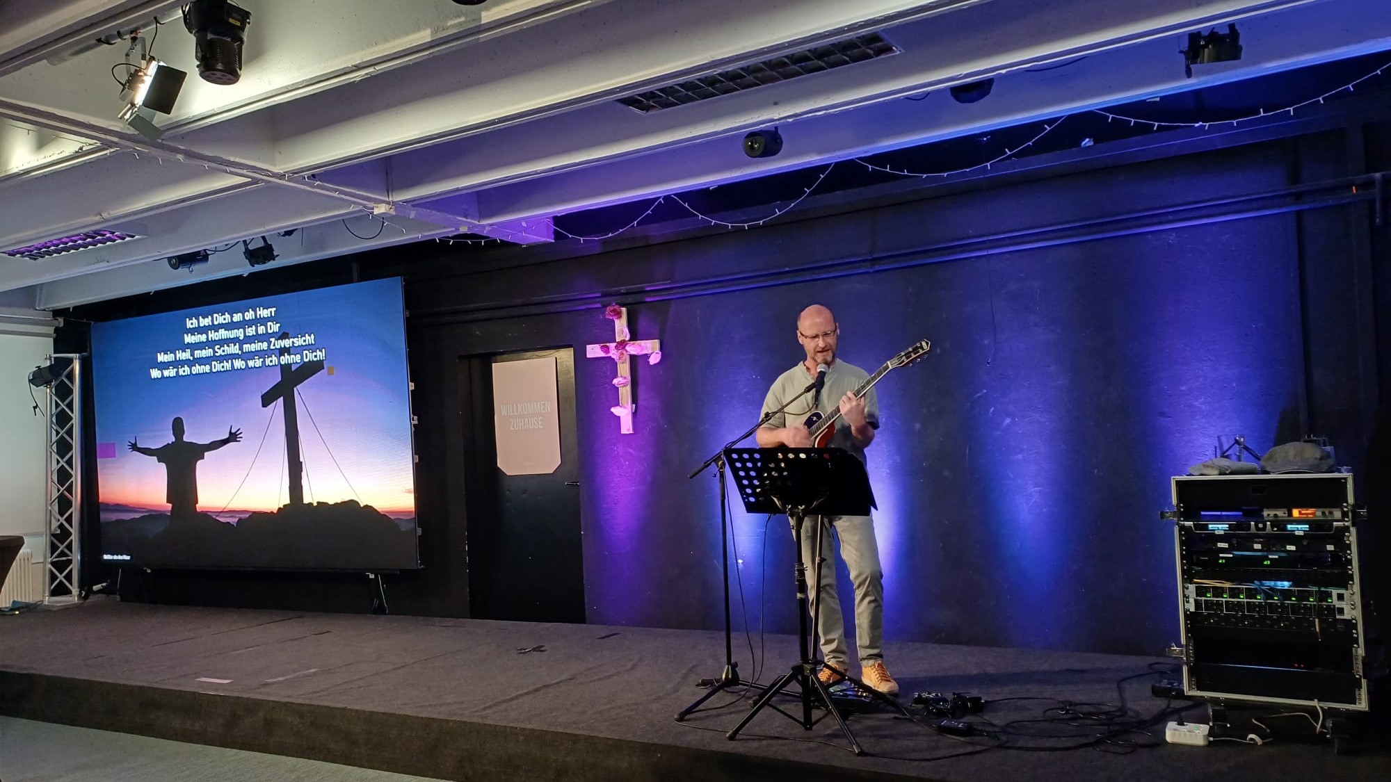 Ein E-Gitarrist eröffnet den Gottesdienst der Life Church