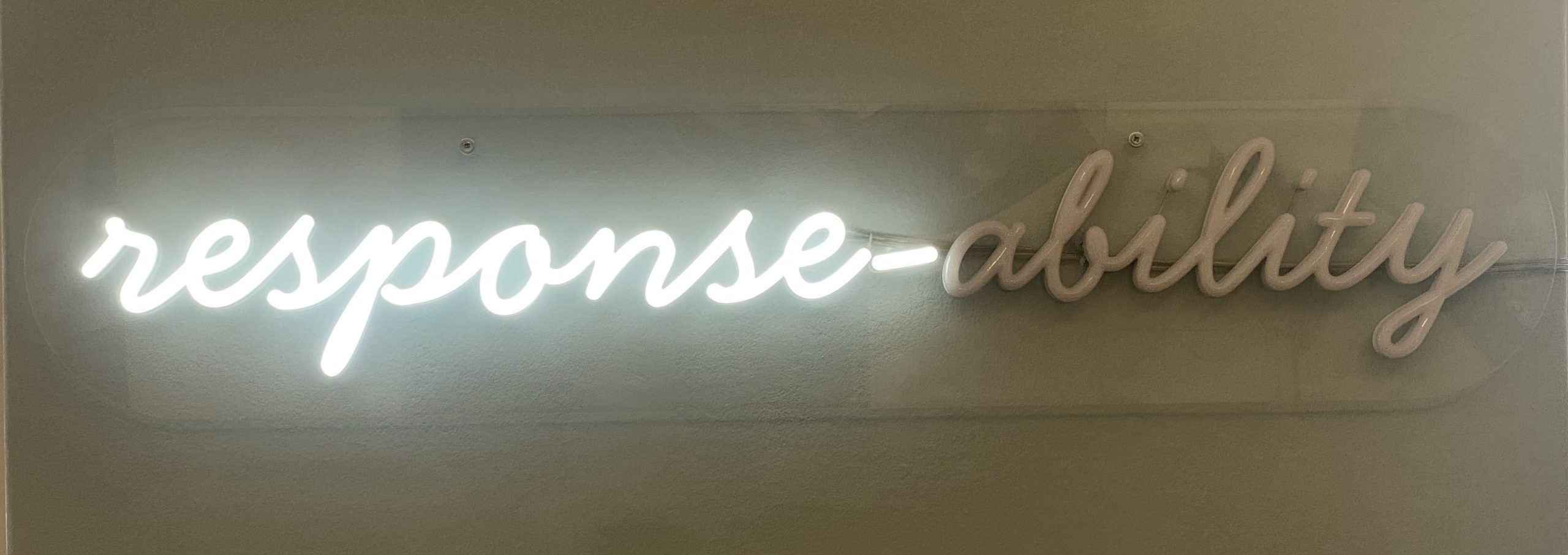 Kunstwerk: RESPONSE-ABILITY, zeigt eine Leuchtreklame-Schrift mit dem Wort response-ability (Deutsch: Verantwortung, Abgetrennt bedeutet es in deutscher Sprache: response (Antwort)- ability (Fähigkeit))