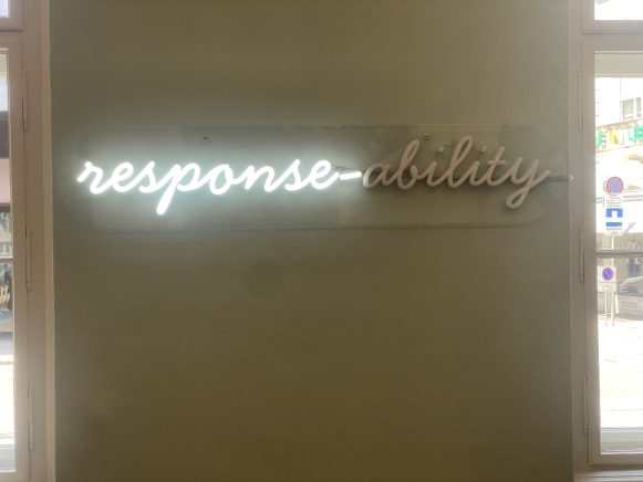eine Leuchtreklame mit der Schrift: response-ability (Deutsch: Verantwortung, aber abgetrennt auch Antwort - Fähigkeit)