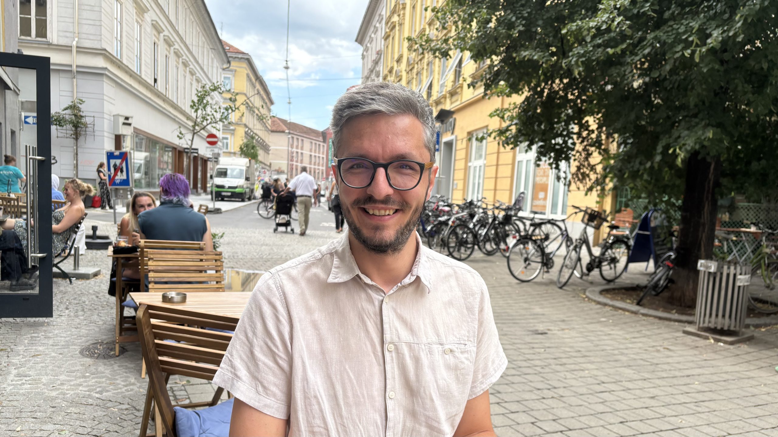 Christian Kozina-Voit während eines Gesprächs im Annenviertel.