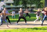 Mehrere Menschen tanzend im Volksgarten
