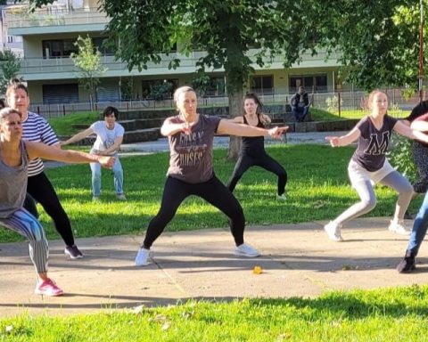 Mehrere Menschen tanzend im Volksgarten