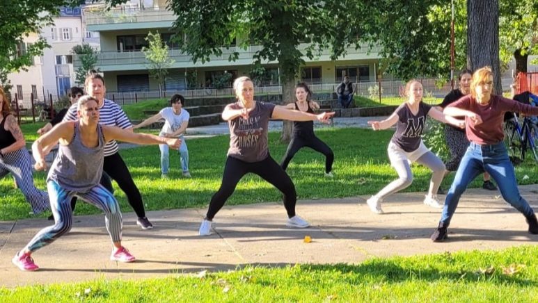 Mehrere Menschen tanzend im Volksgarten