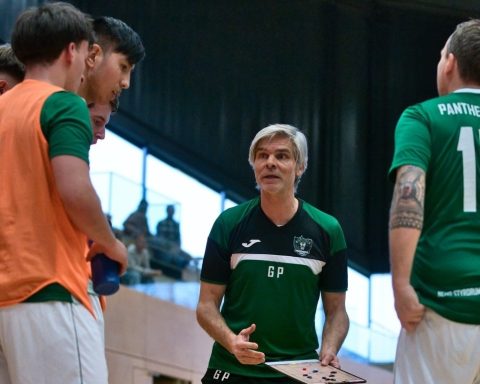 Trainer Mag. Gilbert Prilasnig gibt Anweisungen für sein Team