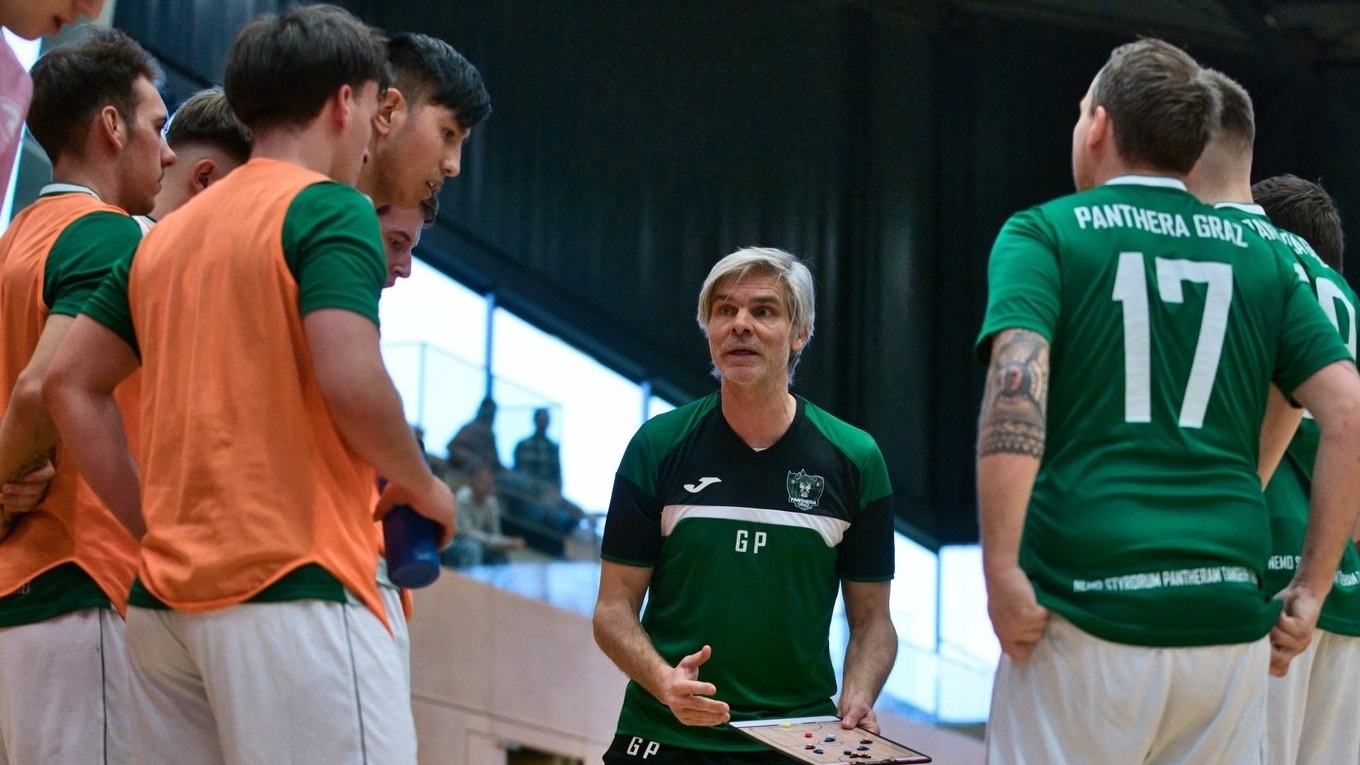 Trainer Mag. Gilbert Prilasnig gibt Anweisungen für sein Team